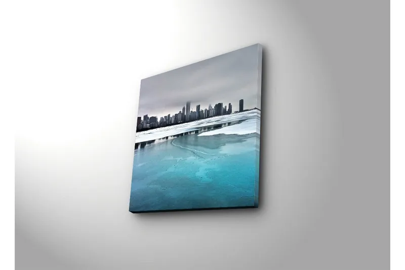 Canvastavla 45x45 cm - Kustlinje med frusna sjöar och en stadssilhuett i bakgrunden - Isblå / Grå / Vit - Inredning - Tavlor & posters - Canvastavla