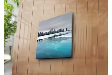 Canvastavla 45x45 cm - Kustlinje med frusna sjöar och en stadssilhuett i bakgrunden - Isblå / Grå / Vit - Inredning - Tavlor & posters - Canvastavla