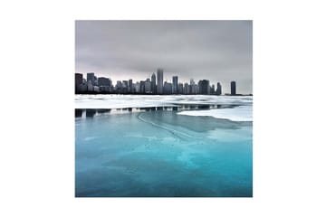 Canvastavla 45x45 cm - Kustlinje med frusna sjöar och en stadssilhuett i bakgrunden - Isblå / Grå / Vit - Inredning - Tavlor & posters - Canvastavla