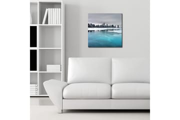 Canvastavla 45x45 cm - Kustlinje med frusna sjöar och en stadssilhuett i bakgrunden - Isblå / Grå / Vit - Inredning - Tavlor & posters - Canvastavla