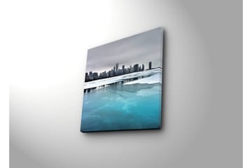 Canvastavla 45x45 cm - Kustlinje med frusna sjöar och en stadssilhuett i bakgrunden - Isblå / Grå / Vit - Inredning - Tavlor & posters - Canvastavla