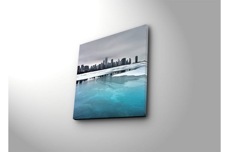 Canvastavla 45x45 cm - Kustlinje med frusna sjöar och en stadssilhuett i bakgrunden - Isblå / Grå / Vit - Inredning - Tavlor & posters - Canvastavla