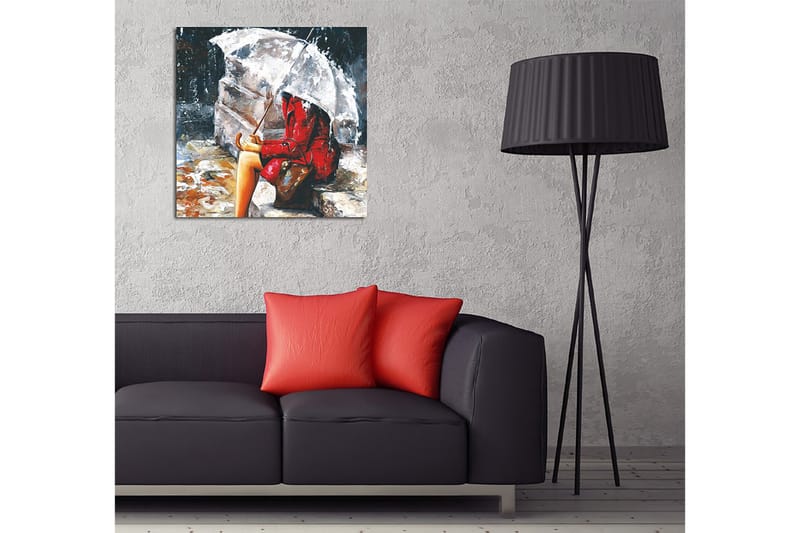 Canvastavla 45x45 cm - Kvinna i röd kappa som sitter under ett paraply i regnet - Röd / Grå / Beige - Inredning - Tavlor & posters - Canvastavla