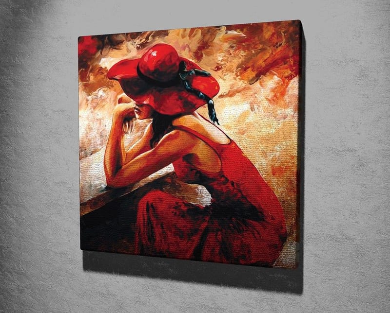 Canvastavla 45x45 cm - Kvinna i röd klänning med röd hatt som lutar sig mot en bänk - Röd / Beige / Svart - Inredning - Tavlor & posters - Canvastavla