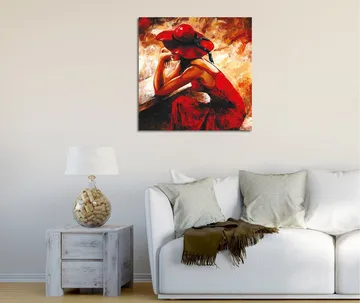 Canvastavla 45x45 cm - Kvinna i röd klänning med röd hatt som lutar sig mot en bänk - Röd / Beige / Svart - Inredning - Tavlor & posters - Canvastavla