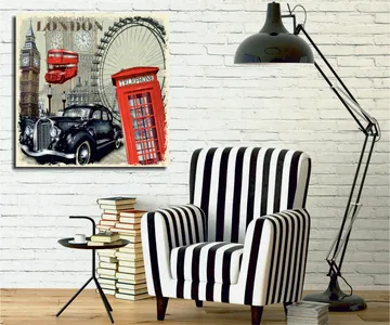 Canvastavla 45x45 cm - London-inspirerad stadsscen med en röd telefonkiosk och en klassisk bil - Röd / Svart / Beige - Inredning - Tavlor & posters - Canvastavla
