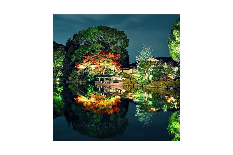 Canvastavla 45x45 cm - Lugn nattlig landskap med reflekterande vatten och färgglada träd - Grön / Röd / Blå - Inredning - Tavlor & posters - Canvastavla