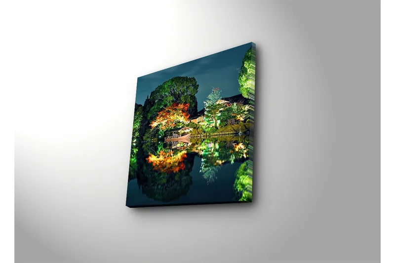 Canvastavla 45x45 cm - Lugn nattlig landskap med reflekterande vatten och färgglada träd - Grön / Röd / Blå - Inredning - Tavlor & posters - Canvastavla