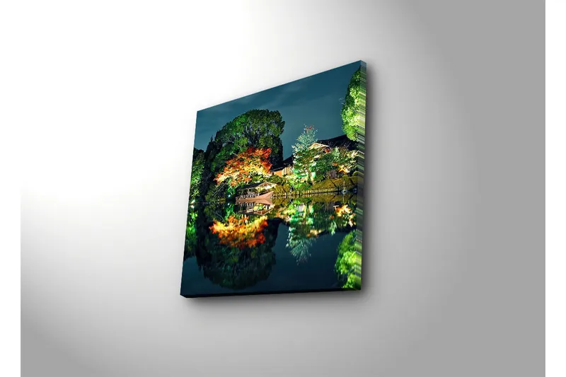 Canvastavla 45x45 cm - Lugn nattlig landskap med reflekterande vatten och färgglada träd - Grön / Röd / Blå - Inredning - Tavlor & posters - Canvastavla