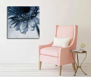 Canvastavla 45x45 cm - Närbild av en blomma med vattendroppar på kronbladen - Blå / Grå - Inredning - Tavlor & posters - Canvastavla