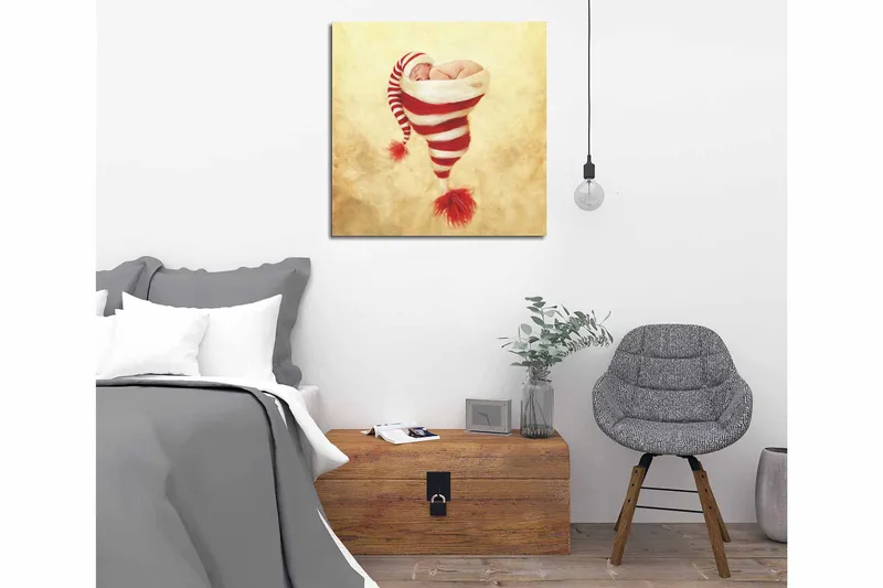 Canvastavla 45x45 cm - Nyfödd baby i en julig mössa med röd-vita ränder - Röd / Vit / Beige - Inredning - Tavlor & posters - Canvastavla