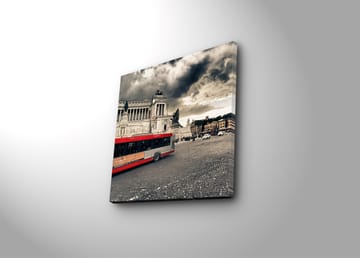Canvastavla 45x45 cm - Röd stadsbuss på en torg med historisk arkitektur och dramatiska moln - Röd / Grå / Beige - Inredning - Tavlor & posters - Canvastavla
