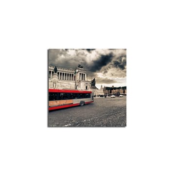 Canvastavla 45x45 cm - Röd stadsbuss på en torg med historisk arkitektur och dramatiska moln - Röd / Grå / Beige - Inredning - Tavlor & posters - Canvastavla