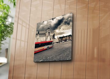 Canvastavla 45x45 cm - Röd stadsbuss på en torg med historisk arkitektur och dramatiska moln - Röd / Grå / Beige - Inredning - Tavlor & posters - Canvastavla