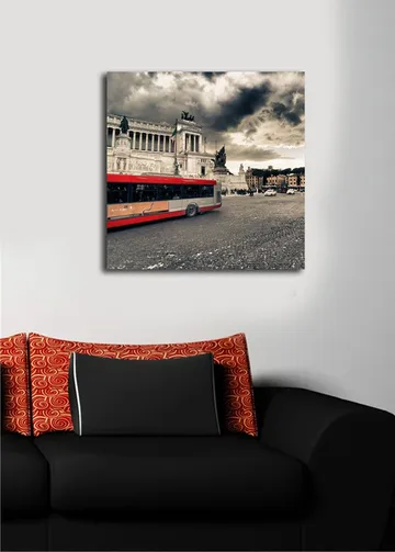 Canvastavla 45x45 cm - Röd stadsbuss på en torg med historisk arkitektur och dramatiska moln - Röd / Grå / Beige - Inredning - Tavlor & posters - Canvastavla