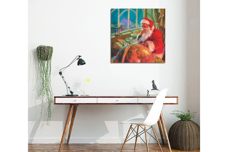 Canvastavla 45x45 cm - Reflekterande jultomte vid ett skrivbord med en glob och papper - Röd / Grön / Beige - Inredning - Tavlor & posters - Canvastavla