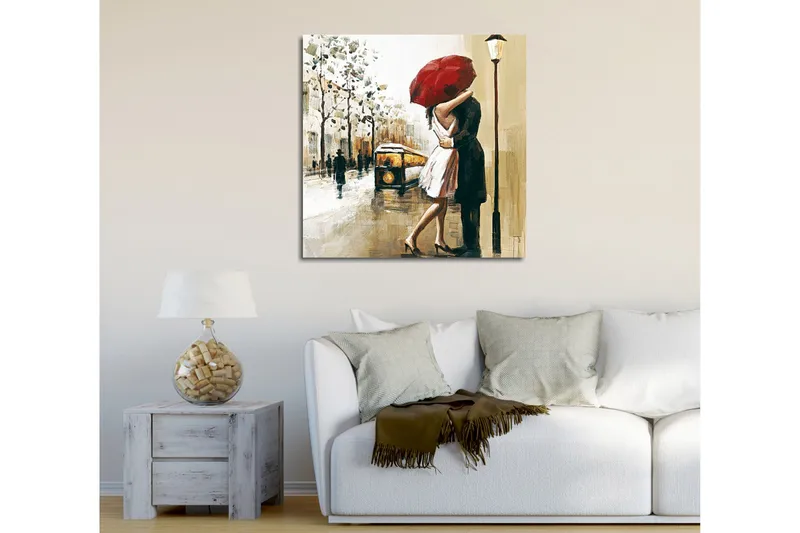 Canvastavla 45x45 cm - Romantisk kyss under ett rött paraply - Röd / Beige / Svart - Inredning - Tavlor & posters - Canvastavla