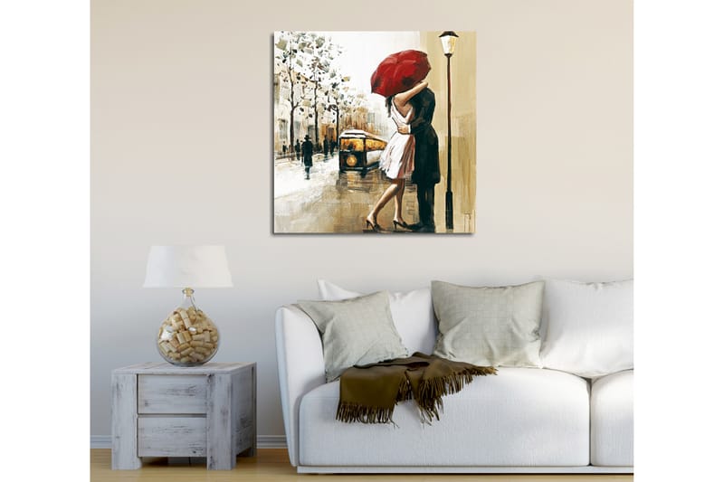 Canvastavla 45x45 cm - Romantisk kyss under ett rött paraply - Röd / Beige / Svart - Inredning - Tavlor & posters - Canvastavla