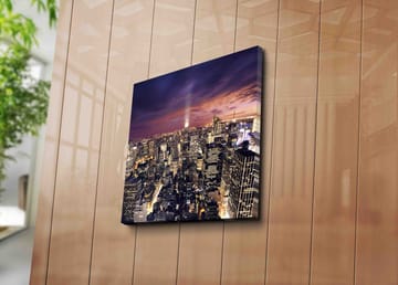 Canvastavla 45x45 cm - Storslagen vy över en stad i skymning med glittrande ljus - Mörkblå / Lila / Guld - Inredning - Tavlor & posters - Canvastavla