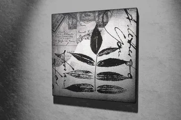 Canvastavla 45x45 cm - Svart silhuett av blad mot en grå bakgrund med handskriven text och poststämplar - Svart / Grå - Inredning - Tavlor & posters - Canvastavla