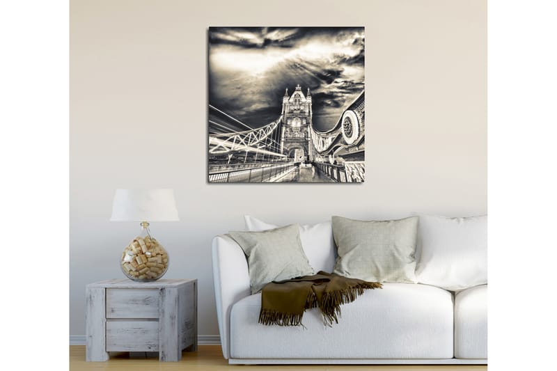 Canvastavla 45x45 cm - Svartvit bild av Tower Bridge med dramatiska moln i bakgrunden - Svart / Vit / Grå - Inredning - Tavlor & posters - Canvastavla