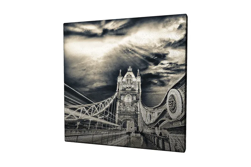 Canvastavla 45x45 cm - Svartvit bild av Tower Bridge med dramatiska moln i bakgrunden, Svart / Vit / Grå