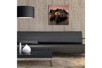 Canvastavla 45x45 cm - Traditionella hus på pålar vid vattnet i skymningsljus - Brun / Beige / Mörkgrå - Inredning - Tavlor & posters - Canvastavla