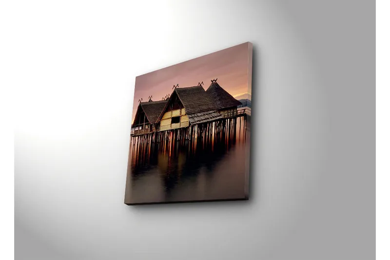 Canvastavla 45x45 cm - Traditionella hus på pålar vid vattnet i skymningsljus - Brun / Beige / Mörkgrå - Inredning - Tavlor & posters - Canvastavla