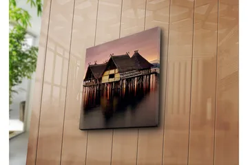 Canvastavla 45x45 cm - Traditionella hus på pålar vid vattnet i skymningsljus - Brun / Beige / Mörkgrå - Inredning - Tavlor & posters - Canvastavla