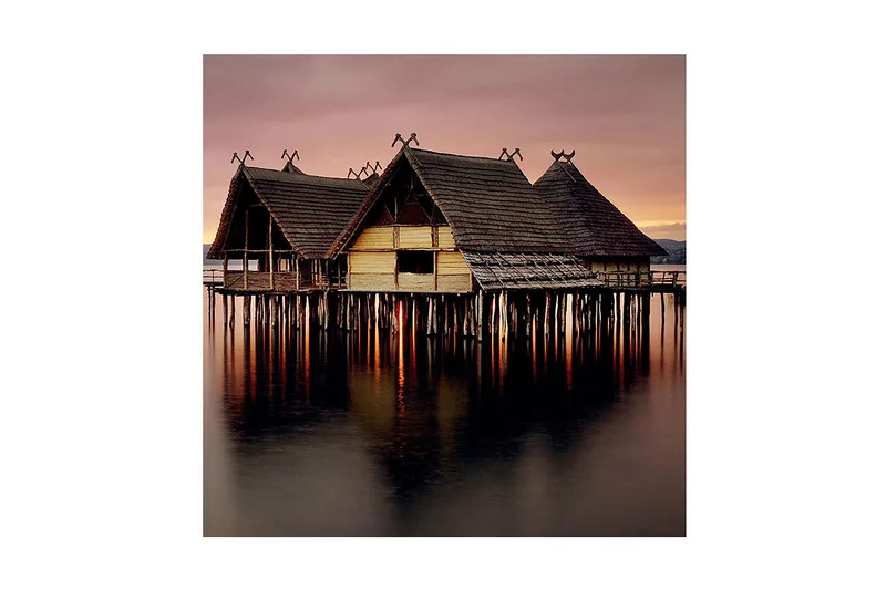 Canvastavla 45x45 cm - Traditionella hus på pålar vid vattnet i skymningsljus - Brun / Beige / Mörkgrå - Inredning - Tavlor & posters - Canvastavla