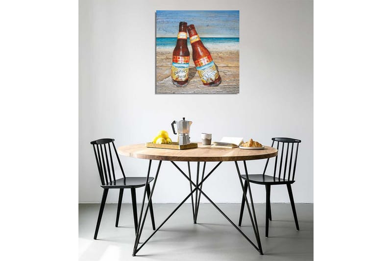 Canvastavla 45x45 cm - Två ölflaskor på en strandbakgrund - Brun / Blå / Beige - Inredning - Tavlor & posters - Canvastavla