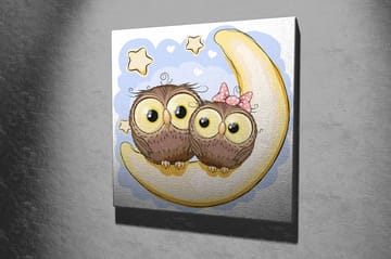 Canvastavla 45x45 cm - Två söta ugglor som sitter på en halvmåne med stjärnor i bakgrunden - Brun / Gul / Ljusblå - Inredning - Tavlor & posters - Canvastavla