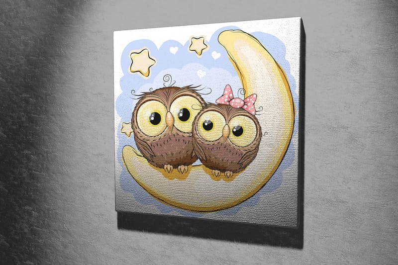 Canvastavla 45x45 cm - Två söta ugglor som sitter på en halvmåne med stjärnor i bakgrunden - Brun / Gul / Ljusblå - Inredning - Tavlor & posters - Canvastavla