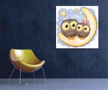 Canvastavla 45x45 cm - Två söta ugglor som sitter på en halvmåne med stjärnor i bakgrunden - Brun / Gul / Ljusblå - Inredning - Tavlor & posters - Canvastavla