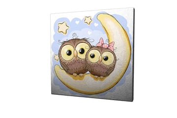 Canvastavla 45x45 cm - Två söta ugglor som sitter på en halvmåne med stjärnor i bakgrunden - Brun / Gul / Ljusblå - Inredning - Tavlor & posters - Canvastavla