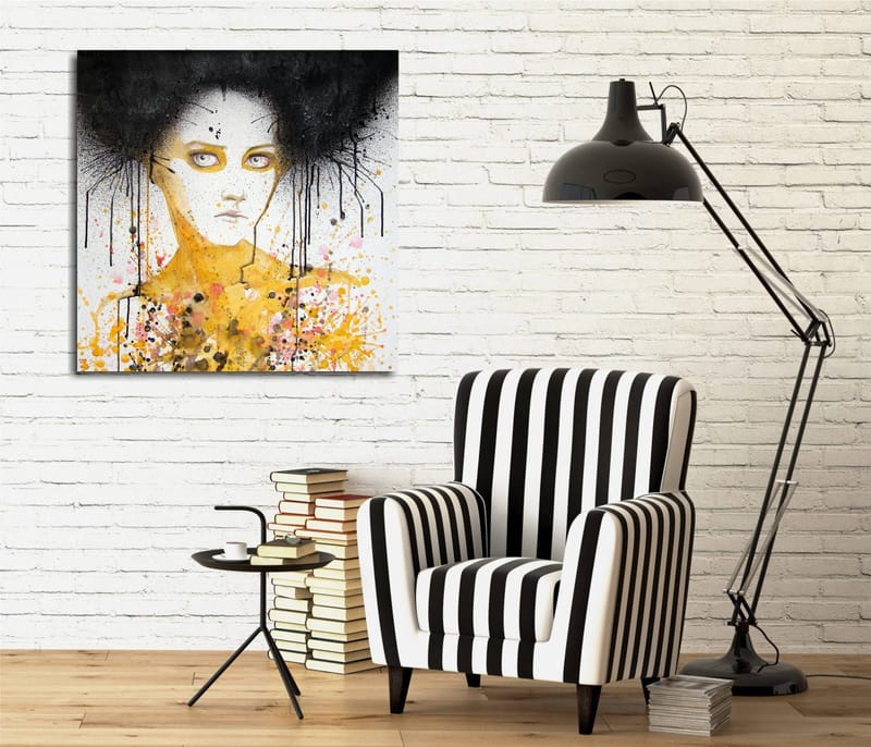 Canvastavla 45x45 cm - Porträtt av en kvinna med svart hår och en gul bakgrund - Svart / Gul / Vit - Inredning - Tavlor & posters - Canvastavla
