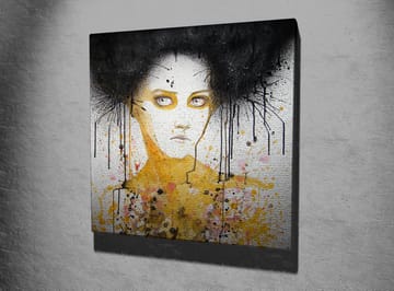 Canvastavla 45x45 cm - Porträtt av en kvinna med svart hår och en gul bakgrund - Svart / Gul / Vit - Inredning - Tavlor & posters - Canvastavla