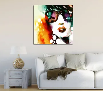 Canvastavla 45x45 cm - Porträtt av en kvinna med solglasögon och färgglad bakgrund - Grön / Orange / Lila - Inredning - Tavlor & posters - Canvastavla