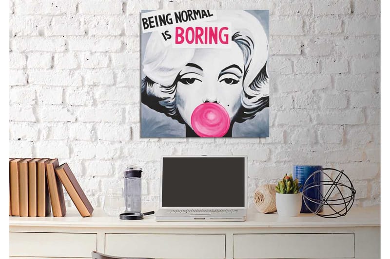 Canvastavla 45x45 cm - Porträtt av en kvinna med tuggummi och texten BEING NORMAL IS BORING - Rosa / Svart / Grå - Inredning - Tavlor & posters - Canvastavla