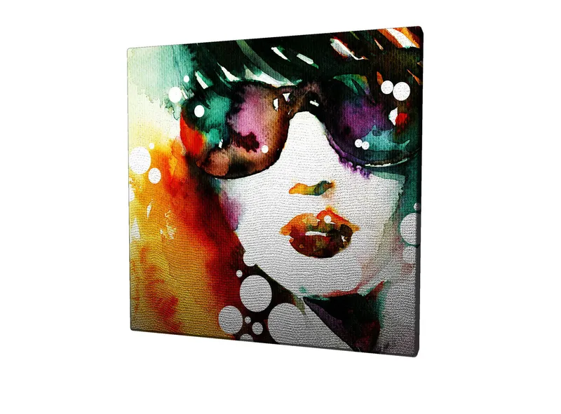 Canvastavla 45x45 cm - Porträtt av en kvinna med solglasögon och färgglad bakgrund - Grön / Orange / Lila - Inredning - Tavlor & posters - Canvastavla