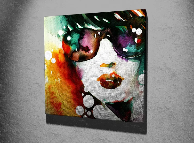 Canvastavla 45x45 cm - Porträtt av en kvinna med solglasögon och färgglad bakgrund - Grön / Orange / Lila - Inredning - Tavlor & posters - Canvastavla