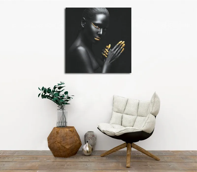 Canvastavla 45x45 cm - Porträtt av en kvinna med svart hud och guldiga detaljer - Svart / Guld - Inredning - Tavlor & posters - Canvastavla