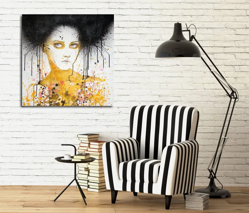 Canvastavla 45x45 cm - Porträtt av en kvinna med svart hår och en gul bakgrund, Svart / Gul / Vit