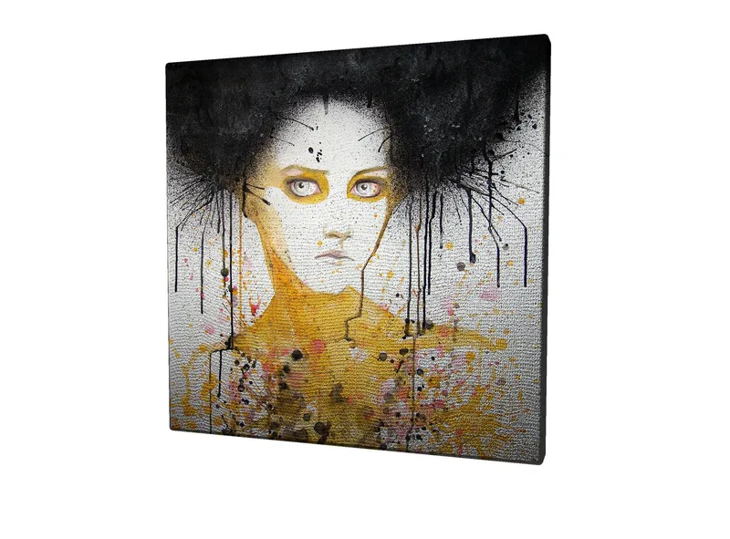 Canvastavla 45x45 cm - Porträtt av en kvinna med svart hår och en gul bakgrund - Svart / Gul / Vit - Inredning - Tavlor & posters - Canvastavla