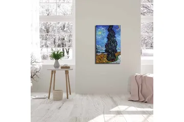 Canvastavla 45x70 cm - Mörk cypress mot en stjärnklar himmel - Blå / Grön / Gul - Inredning - Tavlor & posters - Canvastavla