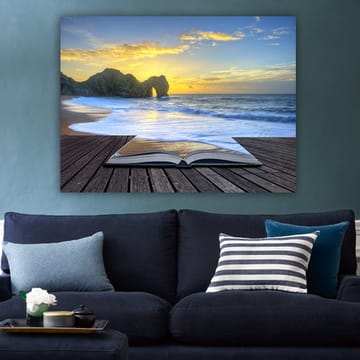 Canvastavla 70x100 cm - Öppen bok som ligger på en träbrygga med en solnedgång vid havet i bakgrunden - Blå / Orange / Beige - Inredning - Tavlor & posters - Canvastavla