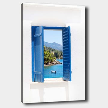 Canvastavla 70x100 cm - Öppen fönsterlucka som ger en vy över en blå sjö och omgivande grönska - Blå / Grön / Vit - Inredning - Tavlor & posters - Canvastavla
