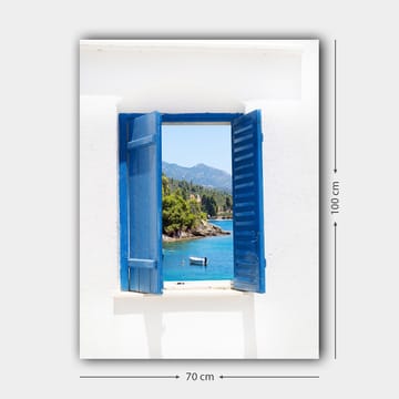 Canvastavla 70x100 cm - Öppen fönsterlucka som ger en vy över en blå sjö och omgivande grönska - Blå / Grön / Vit - Inredning - Tavlor & posters - Canvastavla