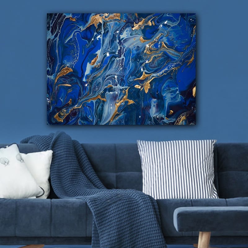Canvastavla 70x100 cm - Abstrakt havsmotiv med virvlande blå nyanser och inslag av guld - Mörkblå / Ljusblå / Guld - Inredning - Tavlor & posters - Canvastavla