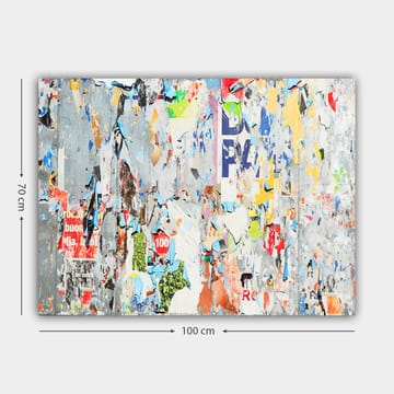 Canvastavla 70x100 cm - Abstrakt komposition av färgglada, slitna affischer och klistermärken som skapar en dynamisk och texturerad yta - Grå / Blå / Orange - Inredning - Tavlor & posters - Canvastavla